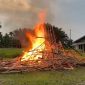 Enam barak sarang narkoba di bantaran rel Medan–Binjai, Desa Serba Jadi, Deli Serdang, dibakar petugas usai digerebek tim gabungan, Selasa (13/10/2026). Foto: Ist.