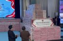 Tumpukan uang hasil penagihan Satgas PKH senilai Rp13.241.335.681.910,13 ditampilkan di Kejagung sebelum diserahkan ke Kemenkeu, Selasa (6/10/2026). Puluhan ribu hektare kawasan hutan juga dipulihkan. Foto: Ist.
