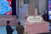Tumpukan uang hasil penagihan Satgas PKH senilai Rp13.241.335.681.910,13 ditampilkan di Kejagung sebelum diserahkan ke Kemenkeu, Selasa (6/10/2026). Puluhan ribu hektare kawasan hutan juga dipulihkan. Foto: Ist.