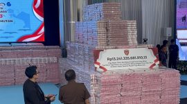 Tumpukan uang hasil penagihan Satgas PKH senilai Rp13.241.335.681.910,13 ditampilkan di Kejagung sebelum diserahkan ke Kemenkeu, Selasa (6/10/2026). Puluhan ribu hektare kawasan hutan juga dipulihkan. Foto: Ist.