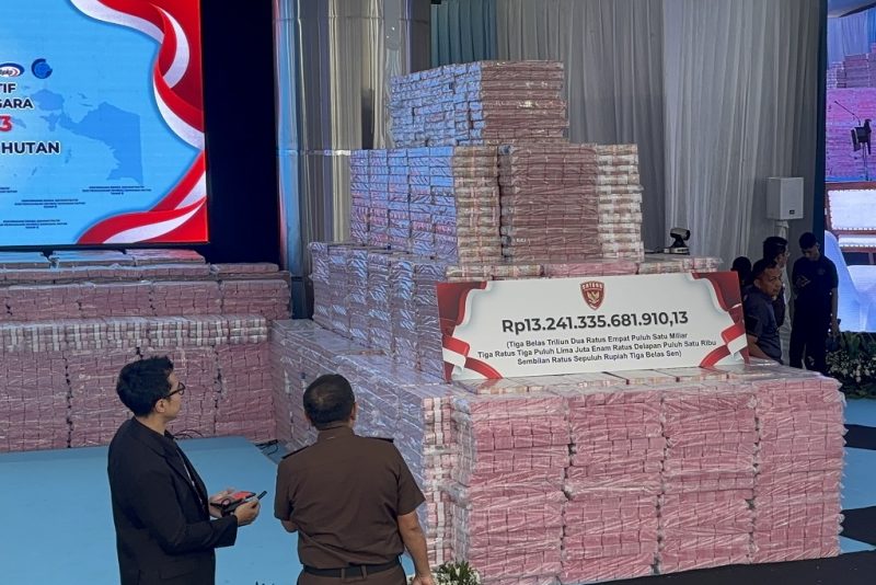 Tumpukan uang hasil penagihan Satgas PKH senilai Rp13.241.335.681.910,13 ditampilkan di Kejagung sebelum diserahkan ke Kemenkeu, Selasa (6/10/2026). Puluhan ribu hektare kawasan hutan juga dipulihkan. Foto: Ist.