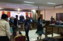 Denny Indrayana (tengah) melangkah keluar meninggalkan ruang persidangan di PTUN Jakarta, Kamis (29/10/2026). Pihak penggugat memilih walk out dan mencabut gugatan setelah tergugat dinilai tidak kunjung menghadirkan bukti dokumen primer dalam persidangan. Foto: Ist.