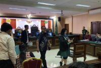 Denny Indrayana (tengah) melangkah keluar meninggalkan ruang persidangan di PTUN Jakarta, Kamis (29/10/2026). Pihak penggugat memilih walk out dan mencabut gugatan setelah tergugat dinilai tidak kunjung menghadirkan bukti dokumen primer dalam persidangan. Foto: Ist.