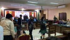 Denny Indrayana (tengah) melangkah keluar meninggalkan ruang persidangan di PTUN Jakarta, Kamis (29/10/2026). Pihak penggugat memilih walk out dan mencabut gugatan setelah tergugat dinilai tidak kunjung menghadirkan bukti dokumen primer dalam persidangan. Foto: Ist.