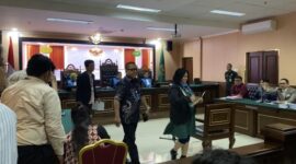 Denny Indrayana (tengah) melangkah keluar meninggalkan ruang persidangan di PTUN Jakarta, Kamis (29/10/2026). Pihak penggugat memilih walk out dan mencabut gugatan setelah tergugat dinilai tidak kunjung menghadirkan bukti dokumen primer dalam persidangan. Foto: Ist.