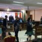 Denny Indrayana (tengah) melangkah keluar meninggalkan ruang persidangan di PTUN Jakarta, Kamis (29/10/2026). Pihak penggugat memilih walk out dan mencabut gugatan setelah tergugat dinilai tidak kunjung menghadirkan bukti dokumen primer dalam persidangan. Foto: Ist.