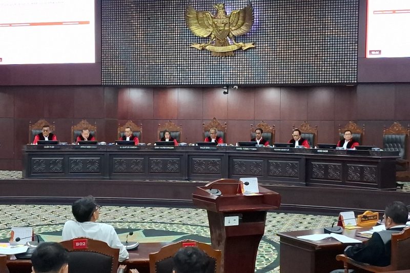 Suasana sidang PHPU Pilpres 2024 di Mahkamah Konstitusi, Jumat (2/10/2026). Majelis hakim mendengarkan keterangan Atase Pendidikan KBRI Singapura dan Canberra yang mengaku tidak temukan dokumen pendidikan Gibran. Foto: Ist.