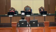 Sidang kasus ijazah Jokowi di PN Jakarta Timur. Refly Harun cek fakta Lechumanan, tegaskan aksi Solo lebih dulu dari pernyataan Roy Suryo. Foto: Ist.
