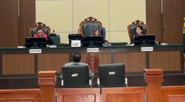 Sidang kasus ijazah Jokowi di PN Jakarta Timur. Refly Harun cek fakta Lechumanan, tegaskan aksi Solo lebih dulu dari pernyataan Roy Suryo. Foto: Ist.