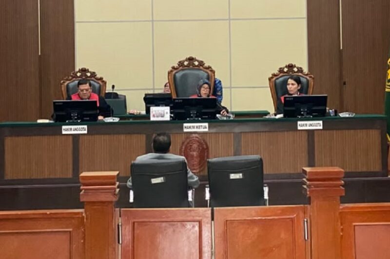 Sidang kasus ijazah Jokowi di PN Jakarta Timur. Refly Harun cek fakta Lechumanan, tegaskan aksi Solo lebih dulu dari pernyataan Roy Suryo. Foto: Ist.