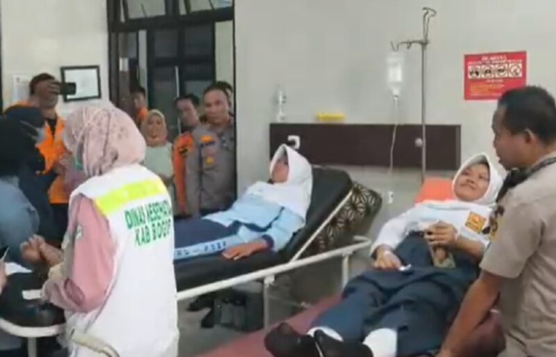 Siswa korban keracunan MBG di Dramaga, Kabupaten Bogor, sedang dirawat. Sebanyak 417 siswa dari dua sekolah terdampak. Foto: Ist.