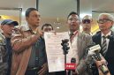 Tim advokasi dan pendamping pelapor membentangkan dokumen Surat Keterangan penyetaraan pendidikan yang dipersoalkan di Bareskrim Polri. Pihak pelapor mendesak penyidik menelusuri dugaan kejanggalan waktu penerbitan dokumen tersebut secara transparan dan profesional. Foto: Ist.