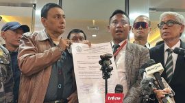Tim advokasi dan pendamping pelapor membentangkan dokumen Surat Keterangan penyetaraan pendidikan yang dipersoalkan di Bareskrim Polri. Pihak pelapor mendesak penyidik menelusuri dugaan kejanggalan waktu penerbitan dokumen tersebut secara transparan dan profesional. Foto: Ist.