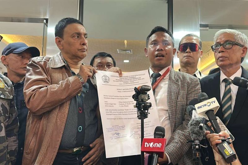 Tim advokasi dan pendamping pelapor membentangkan dokumen Surat Keterangan penyetaraan pendidikan yang dipersoalkan di Bareskrim Polri. Pihak pelapor mendesak penyidik menelusuri dugaan kejanggalan waktu penerbitan dokumen tersebut secara transparan dan profesional. Foto: Ist.