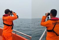 Tim SAR Sorong melakukan pencarian 10 penumpang speedboat milik Pemkab Fakfak yang dilaporkan tenggelam di perairan Sorong Selatan, Papua Barat Daya. Foto: Ist.
