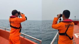 Tim SAR Sorong melakukan pencarian 10 penumpang speedboat milik Pemkab Fakfak yang dilaporkan tenggelam di perairan Sorong Selatan, Papua Barat Daya. Foto: Ist.