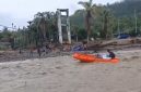 Warga Desa Reje Payung, Aceh Tengah, menyeberangi sungai yang meluap menggunakan perahu karet untuk mengungsi ke desa tetangga yang lebih aman, Kamis (1/10/2026). Keputusan ini diambil karena trauma banjir besar November 2025. Foto: Ist.