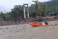 Warga Desa Reje Payung, Aceh Tengah, menyeberangi sungai yang meluap menggunakan perahu karet untuk mengungsi ke desa tetangga yang lebih aman, Kamis (1/10/2026). Keputusan ini diambil karena trauma banjir besar November 2025. Foto: Ist.