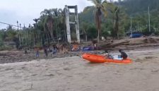 Warga Desa Reje Payung, Aceh Tengah, menyeberangi sungai yang meluap menggunakan perahu karet untuk mengungsi ke desa tetangga yang lebih aman, Kamis (1/10/2026). Keputusan ini diambil karena trauma banjir besar November 2025. Foto: Ist.