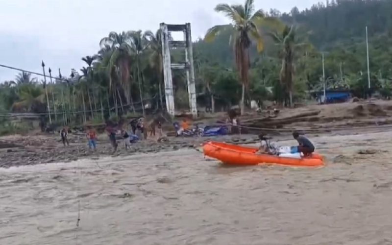 Warga Desa Reje Payung, Aceh Tengah, menyeberangi sungai yang meluap menggunakan perahu karet untuk mengungsi ke desa tetangga yang lebih aman, Kamis (1/10/2026). Keputusan ini diambil karena trauma banjir besar November 2025. Foto: Ist.