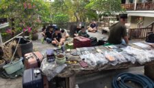 Penampakan sejumlah WNA asal Malaysia dan Singapura saat terjaring operasi keimigrasian di sebuah lokasi di Dalung, Bali, karena menyalahgunakan izin tinggal untuk mengoperasikan pinjol ilegal. Foto: Ist.