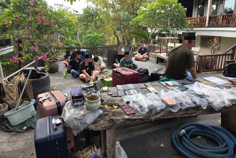 Penampakan sejumlah WNA asal Malaysia dan Singapura saat terjaring operasi keimigrasian di sebuah lokasi di Dalung, Bali, karena menyalahgunakan izin tinggal untuk mengoperasikan pinjol ilegal. Foto: Ist.
