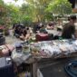 Penampakan sejumlah WNA asal Malaysia dan Singapura saat terjaring operasi keimigrasian di sebuah lokasi di Dalung, Bali, karena menyalahgunakan izin tinggal untuk mengoperasikan pinjol ilegal. Foto: Ist.